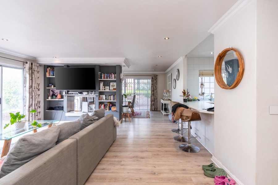 6 Bedroom Property for Sale in Vredehoek Western Cape